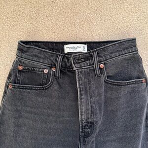 Abercrombie 90s straight jean in washed black